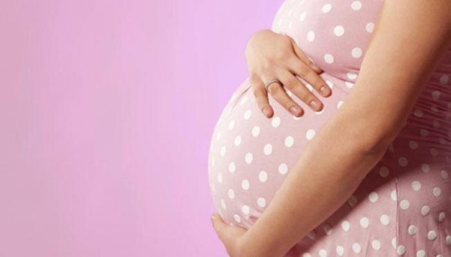 एक वर्षमा दुई पटक गर्भवती भइन् यी महिला, चार बच्चालाई दिइन् जन्म