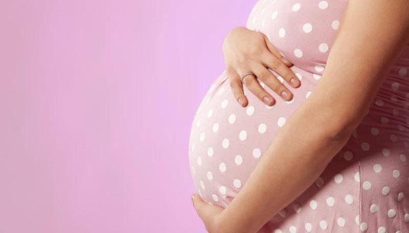 एक वर्षमा दुई पटक गर्भवती भइन् यी महिला, चार बच्चालाई दिइन् जन्म