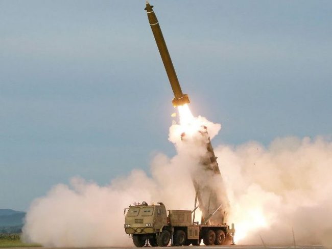 उत्तर कोरियाले नयाँ ‘सुपर लार्ज मल्टिपल रकेट लञ्चर’को सफल परीक्षण गर्यो