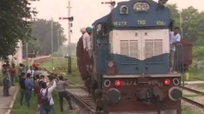 कश्मीर मामिलाको रिफ्लेक्शन : भारत–पाकिस्तान रेल सेवामा अवरोध, यात्रु बिच बाटोमा अलपत्र