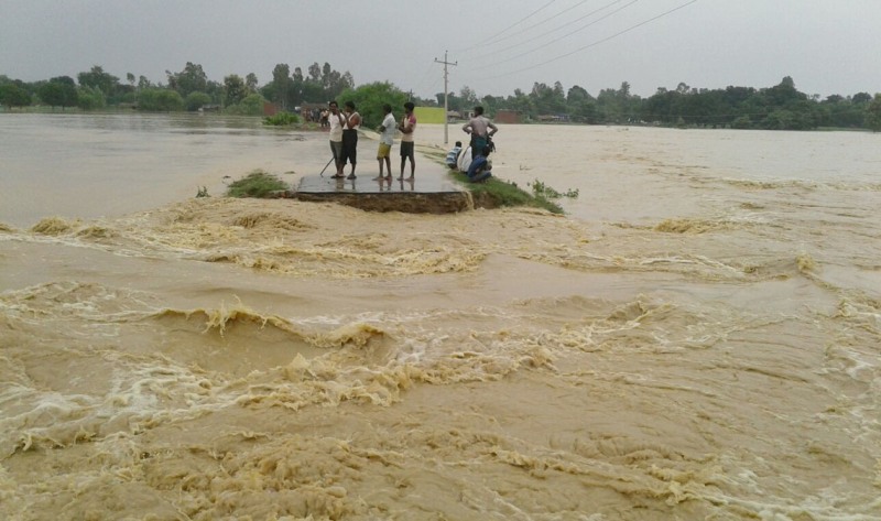 सिरहाका बाढीपीडितलाई राहत वितरण