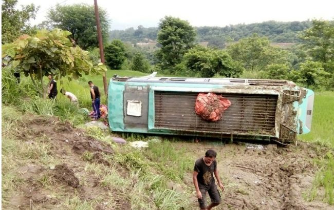 नारायणगढबाट बेनी जाँदै गरेको यात्रुवाहक बस बन्दीपुरमा दुर्घटना