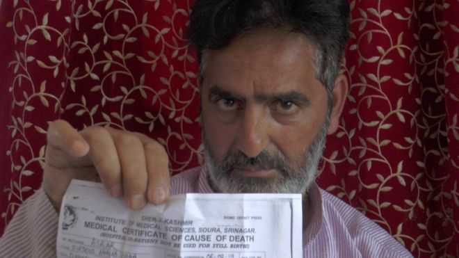कश्मीरः पेलेट गन र अश्रृ ग्यासका कारण युवकले गुमाए ज्यान