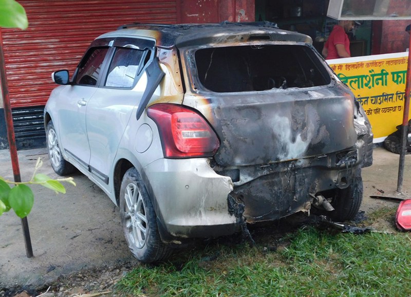कञ्चनपुरमा नगर प्रवक्ताको गाडी र वडा कार्यालयमा आगजनी