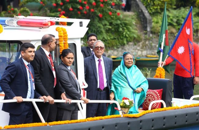 बङ्गलादेशका राष्ट्रपति हमिद पाेखरामा जलविहार गर्दै (फाेटाेफिचर)
