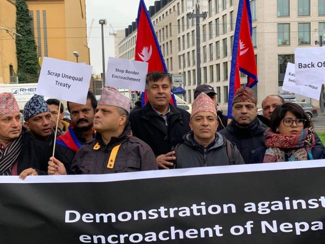 नयाँ नक्साप्रति जर्मनस्थित भारतीय दूतावासमा विरोध प्रदर्शन