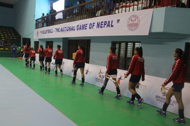 नेपाल र बंगलादेश महिला भलिबल शुरु हुँदै, खेलाडी मैदानमा