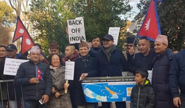 नेदरल्याण्डको भारतीय दूतावास अगाडि ‘गो ब्याक इण्डिया’ भन्दै नेपालीको प्रदर्शन