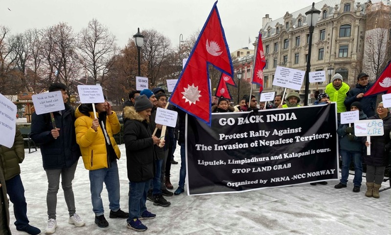 नर्वेको भारतीय दूतावास अगाडि ‘गो व्याक इन्डिया’ भन्दै विरोध प्रदर्शन