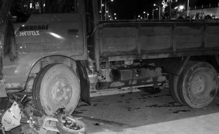छोरालाई स्कुल पुर्‍याउन हिँडेका बाबुको ट्रकको ठक्करबाट घटनास्थलमै मृत्यु