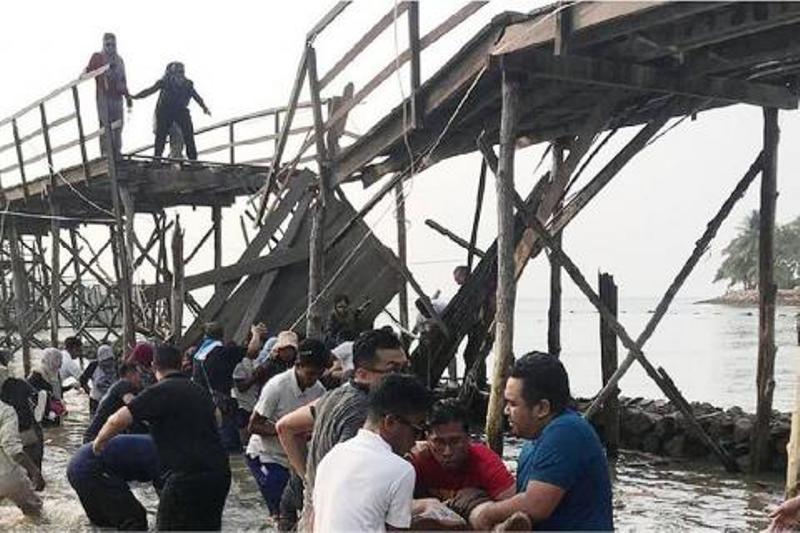 इन्डोनेसियामा पुल भत्किँदा सातको मृत्यु