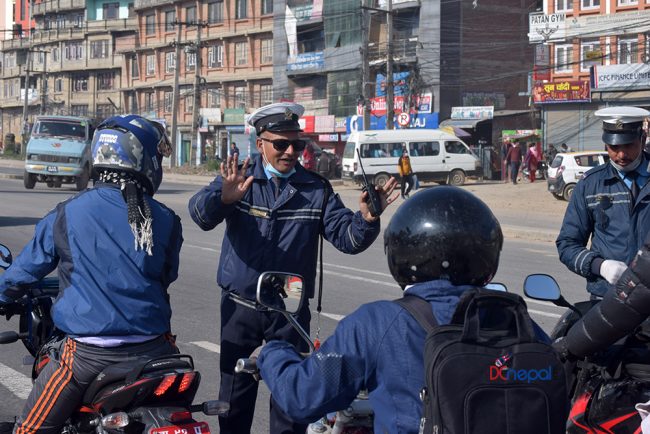 काठमाडौँमा होलीका दिन दिउँसै कडा ट्राफिक चेकिङ (फोटो फिचर)