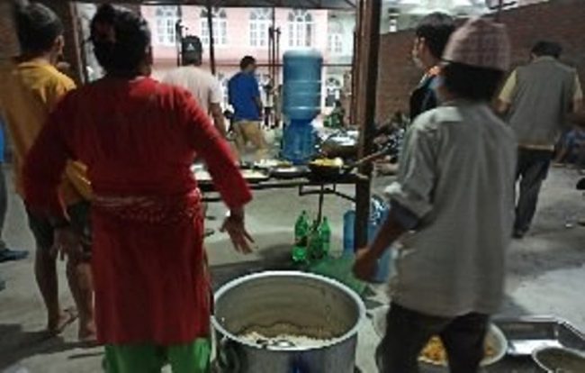 दिनहुँ खाना बाढ्छन् यी सरकारी हाकिम