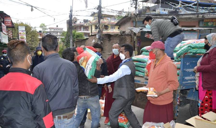 दलित विद्यार्थी संघको पहलमा उपत्यकाका ३ सय परिवारलाई राहत वितरण