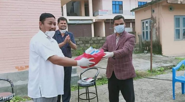 काँग्रेस नेता पौडेलद्वारा तनहुँका ५ स्थानीय तहलाई स्वास्थ्य सामाग्री हस्तान्तरण