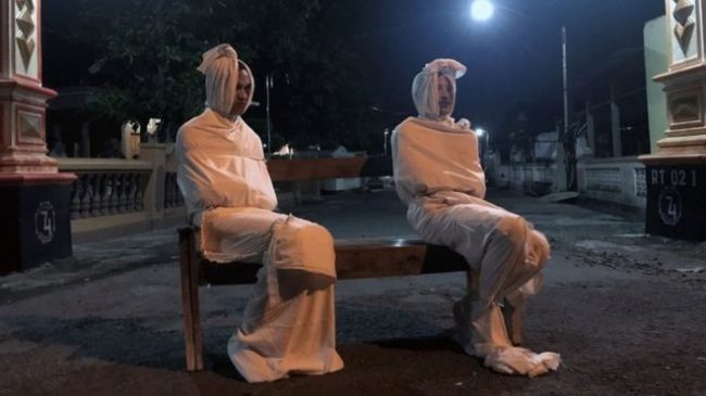 कोरोना : इन्डोनेशियाको जाभामा मानिसहरूलाई घरभित्रै राख्न ‘भूत’को भेषमा स्वयंसेवक