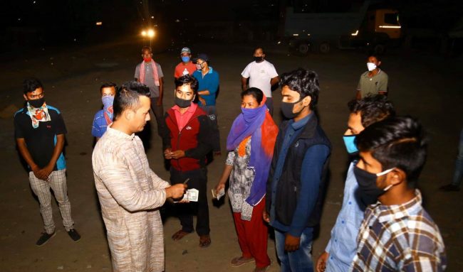 बुटवलका एक व्यवसायीद्वारा मजदूरलाई आर्थिक सहयोग