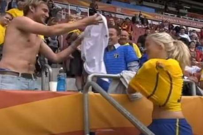 फ्यानको आग्रहमा स्टेडियममै यि महिला खेलाडीले खोलिन टिसर्ट (भिडीयो)