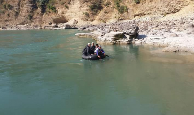 महाकाली नदिमा जोखिम मोलेर नेपाल आउने क्रम रोकिएन