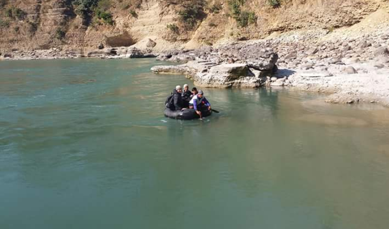 महाकाली नदिमा जोखिम मोलेर नेपाल आउने क्रम रोकिएन