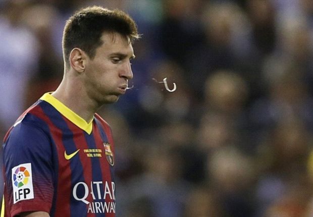 अब फुटबल खेलाडीहरूले मैदानमा थुके कडा सजाई