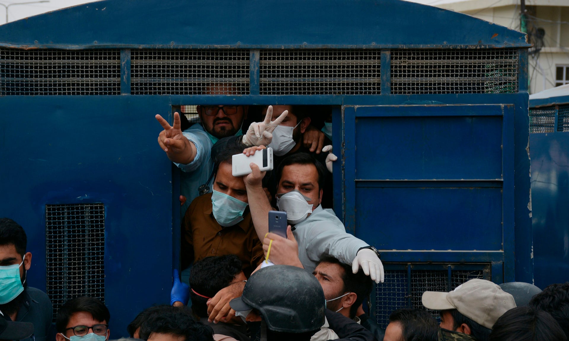 कोरोनाभाइरसः पीपीइ माग्दै प्रदर्शनमा उत्रिएका ५३ डाक्टर गिरफ्तार