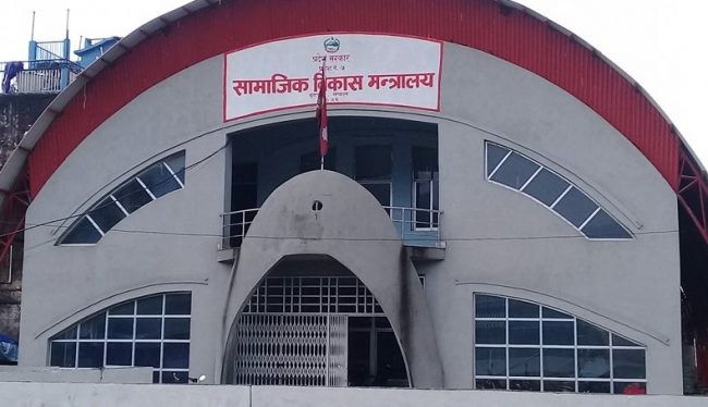 स्वास्थ्यकर्मीलाई उच्च मनोबलका साथ काम गर्न आग्रह