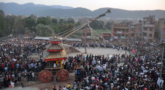 विश्वध्वजासहित तीनवटै लिङ्गो उठेन