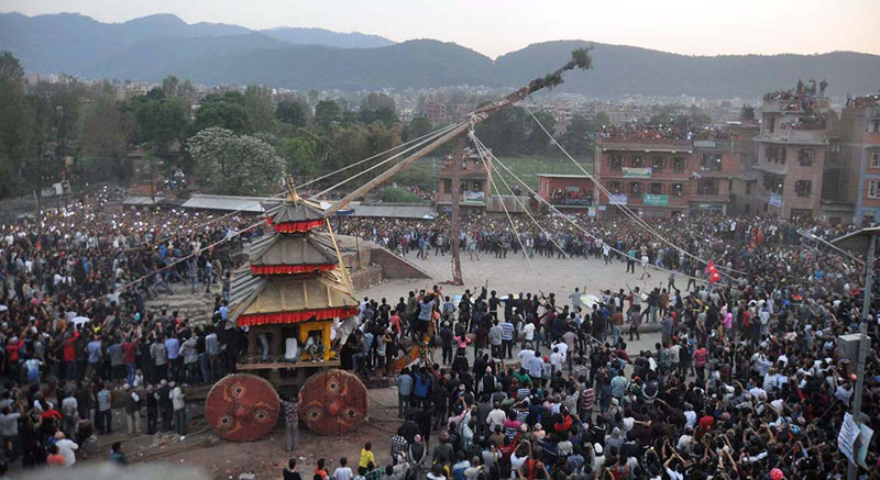 विश्वध्वजासहित तीनवटै लिङ्गो उठेन