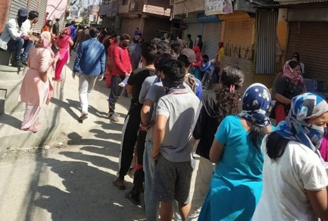 राहत वितरणका नाममा वडा कार्यालयहरुमा भिडभाड