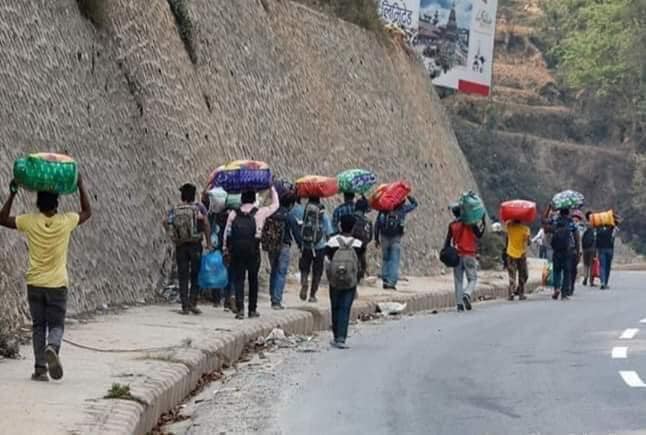 लकडाउन बढेपछि हिँडेरै घर जाने मजदूर बढे