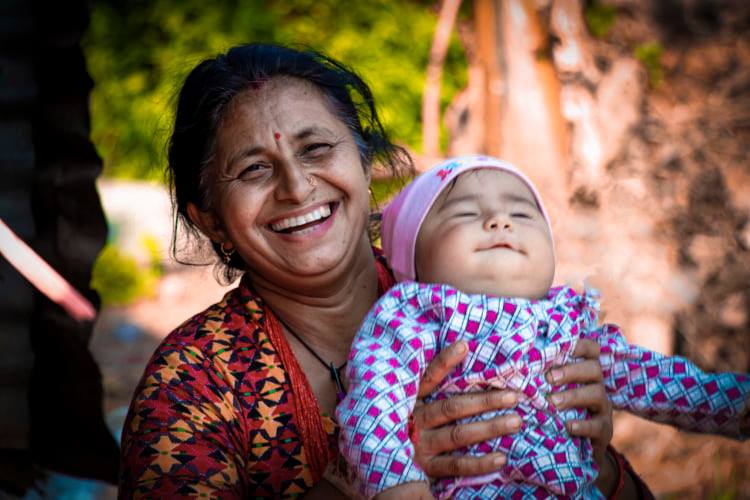लकडाउनले आमाको मुख हेर्न नपाउँदा छाेरीकाे मन खिन्न!