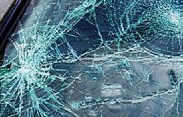 घर जान पाउनुपर्ने माग गर्दै बस तोडफोड