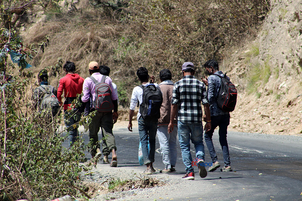 जहरसिंह पौवा नाकाबाट मानिस बाहिरिँदै