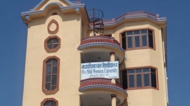 स्यानिटाइजर उत्पादन गर्दै विश्वविद्यालय