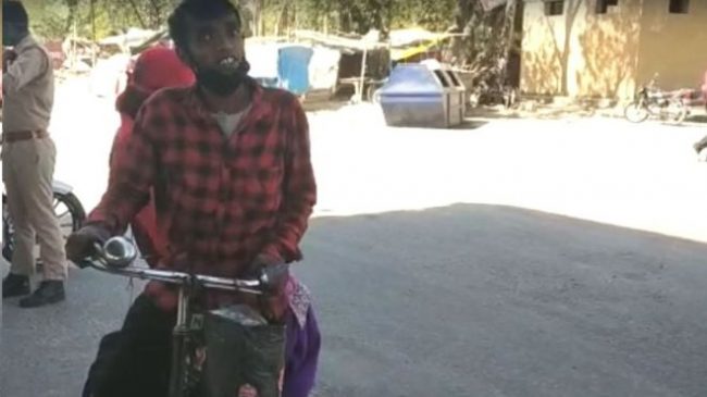 कोरोनाभाइरस: भारत लकडाउन भएपछि यी मजदुरले पत्नीलाई साइकलमा राखेर ७०० किमि यात्रा गरे