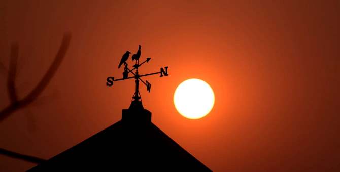 गएराति आकाशमा देखियो अनौठो चन्द्रमाको दृश्य, खगोल शास्त्र भन्छ ‘दुर्लभ’