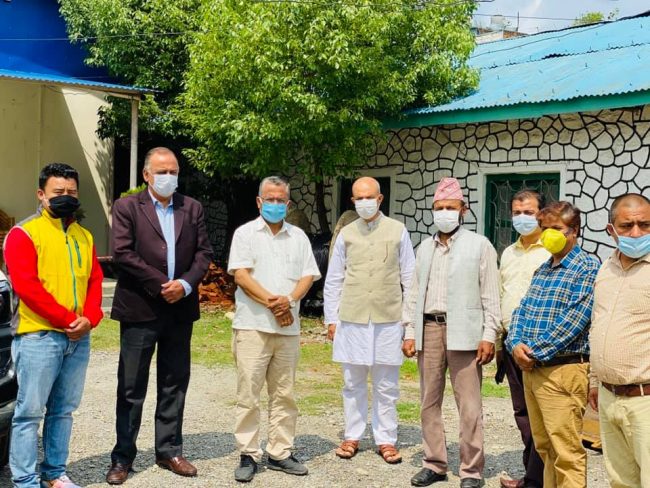 पूर्वमन्त्री भण्डारीद्वारा स्थानीय तहलाई स्वास्थ्य सामग्री वितरण