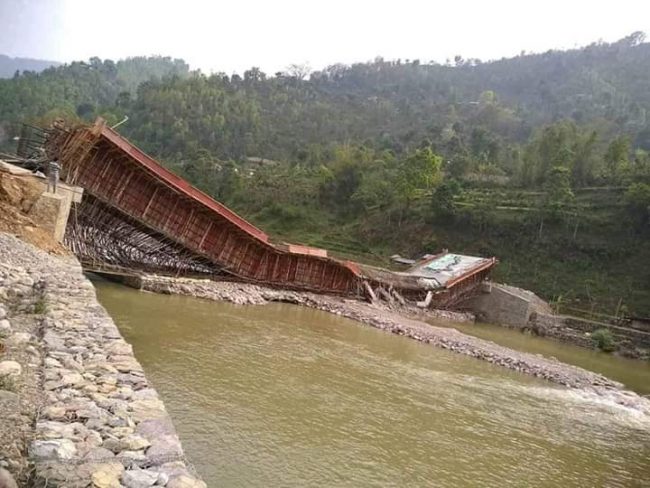 फेरि पनि भत्कियो गुल्मीमा निर्माणाधीन पक्की पुल