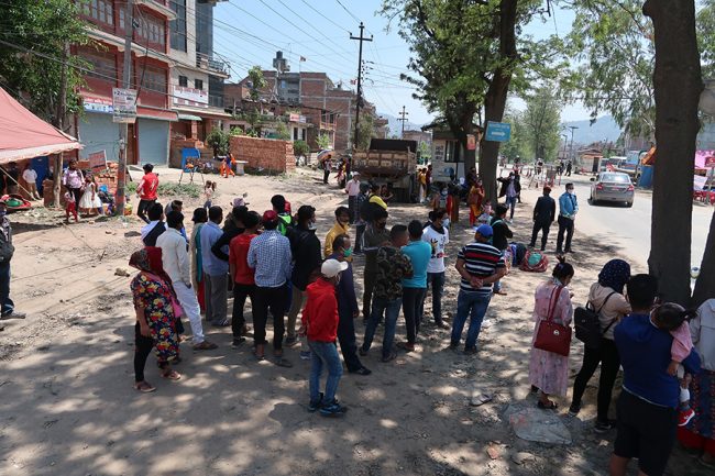 घर जान हिँडेकालाई प्रहरीले जडिबुटीमा रोक्यो