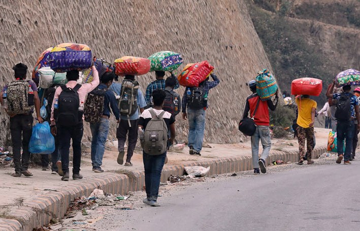 रोकिए घर हिँडेका मजदूर, प्रहरीसँग झडप