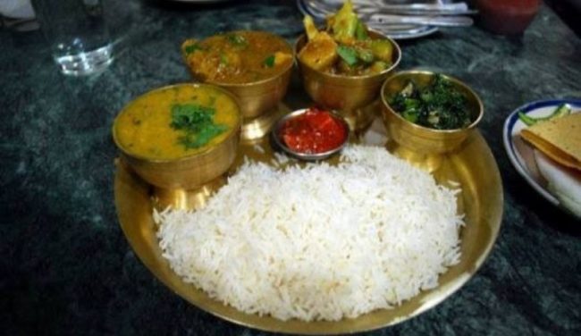 बुढानिलकण्ठमा अति विपन्नलाई नि:शुल्क खाना खुवाउँदै एकल महिला समूह