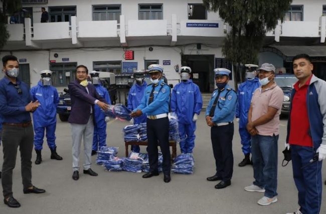 प्रभु बैंकले दियो महानगरीय ट्राफिक प्रहरी महाशाखालाई १०० थान पिपिई