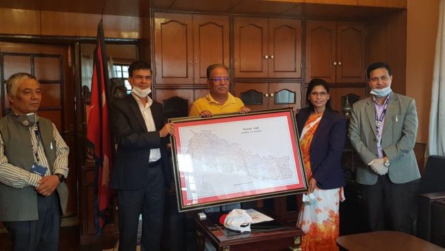 अध्यक्ष दाहाललाई नेपालको अद्यावधिक नक्सा हस्तान्तरण