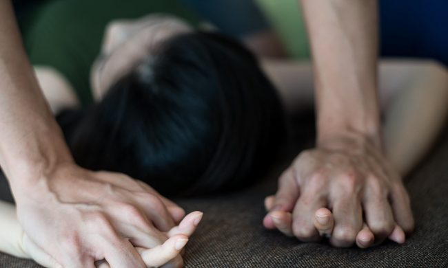 १४ वर्षकी छोरीलाई निद्राको औषधी खुवाएर आफ्ना प्रेमीबाट बलात्कार गराउने आमा पक्राउ