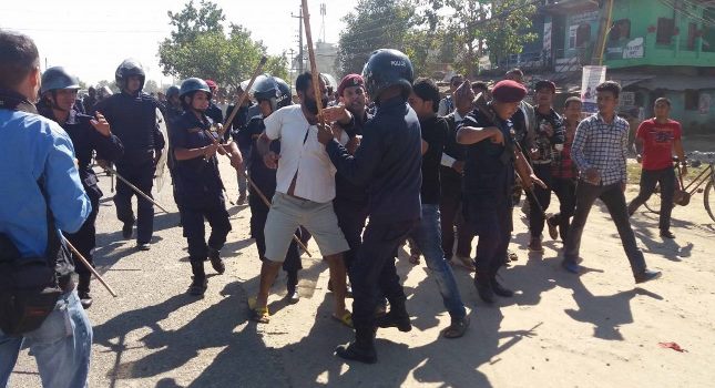 संक्रमितलाई आइसोलेशनमा लान खोज्दा स्थानीयको अवरोध, रौतहट प्रहरीद्वारा १२ राउण्ड हवाई फायर