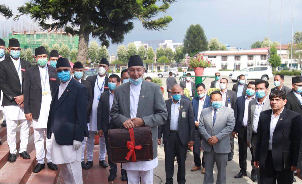 ब्रिफकेस लिएर अर्थमन्त्री युवराज खतिवडा संसद भवन पुग्दा (फोटोफिचर)