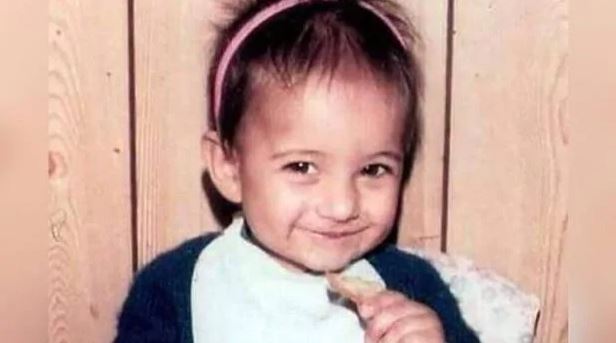 सुपरस्टार हिरोइनको बाल्यकालको तस्वीर भाइरल, के तपाइँले चिन्नुभयो ?