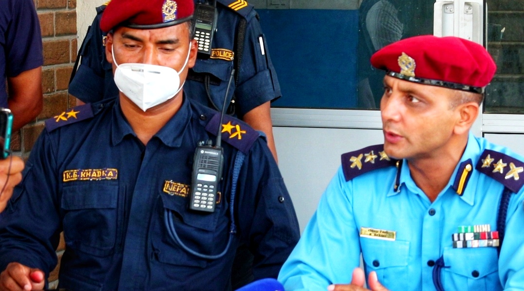 एकसय केजी चरेससहित २ जना प्रहरीको नियन्त्रणमा