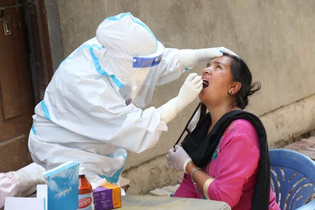 कोरोना सङ्क्रमित भेटिएको थिमिका १२ घरका २५ जनाको स्वाब सङ्कलन